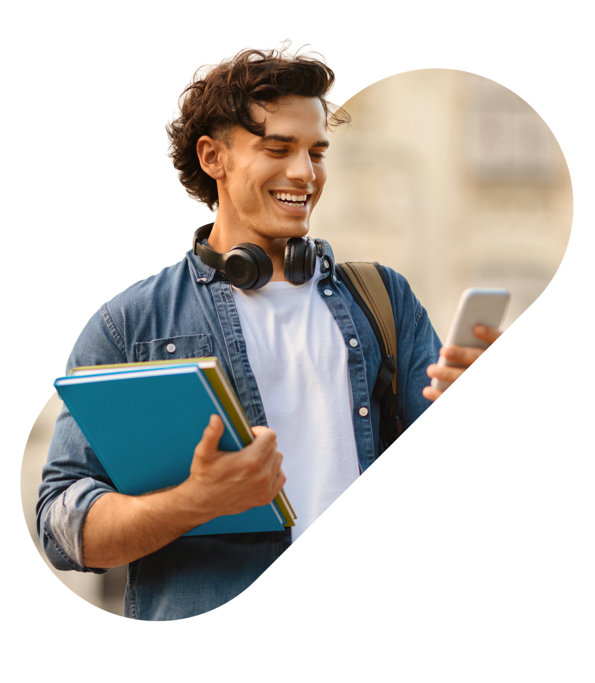 Estudante sorrindo usando o aplicativo Movva